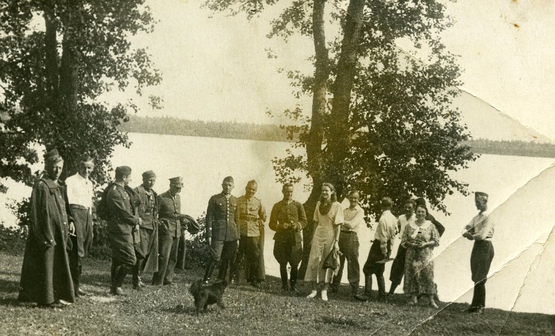KKE 4992.jpg - Fot. Grupowa z żołnierzami. Nad jeziorem Świteź, Miratycze, lata 30-te XX wieku.